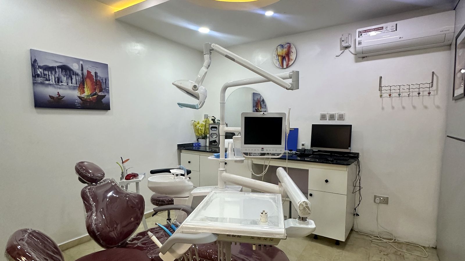 A calm Glaze surgery used for gentle extractions