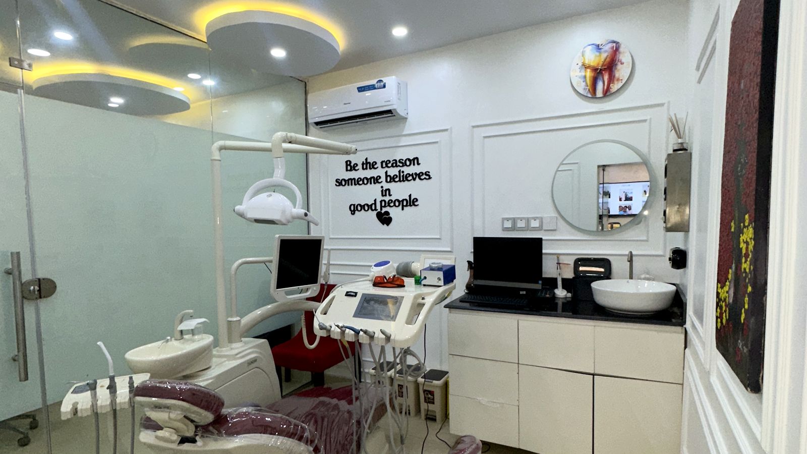 A bright Glaze surgery where fillings and crowns are placed